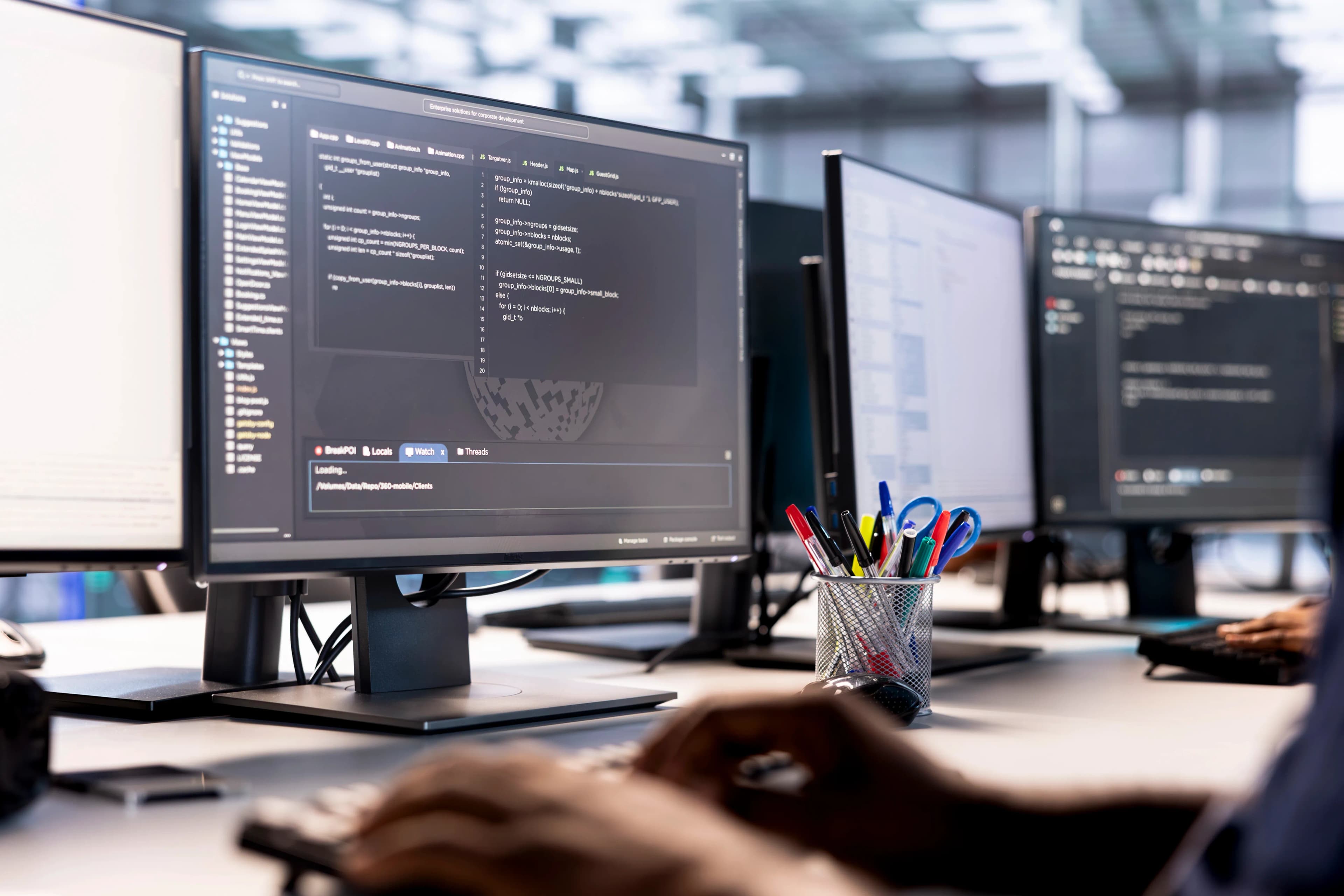 Sviluppatore SITGEST al lavoro su codice e soluzioni software